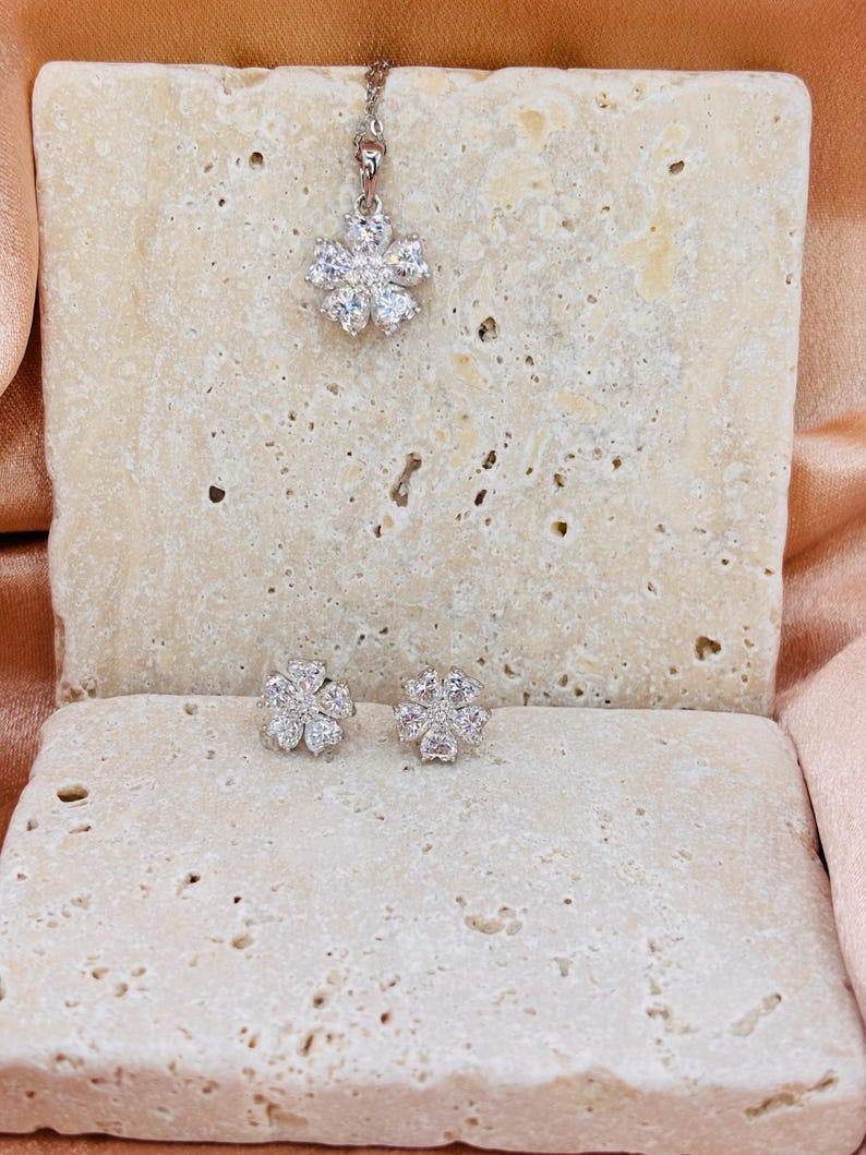 2CT Moissanite Flower Necklace, 925 Sterling Silver Floral Pendant, Sparkly Dainty Jewellery, Gift for Her