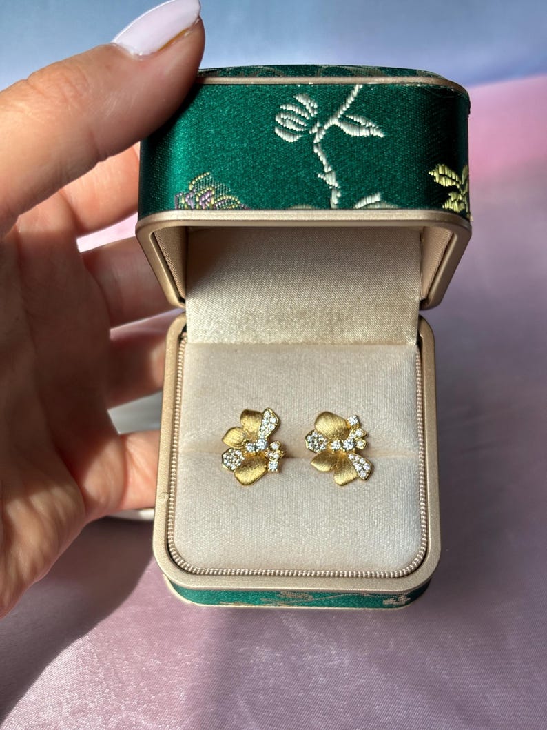 Vintage Floral Moissanite Stud Earrings | 18K Gold-Plated 925 Sterling Silver