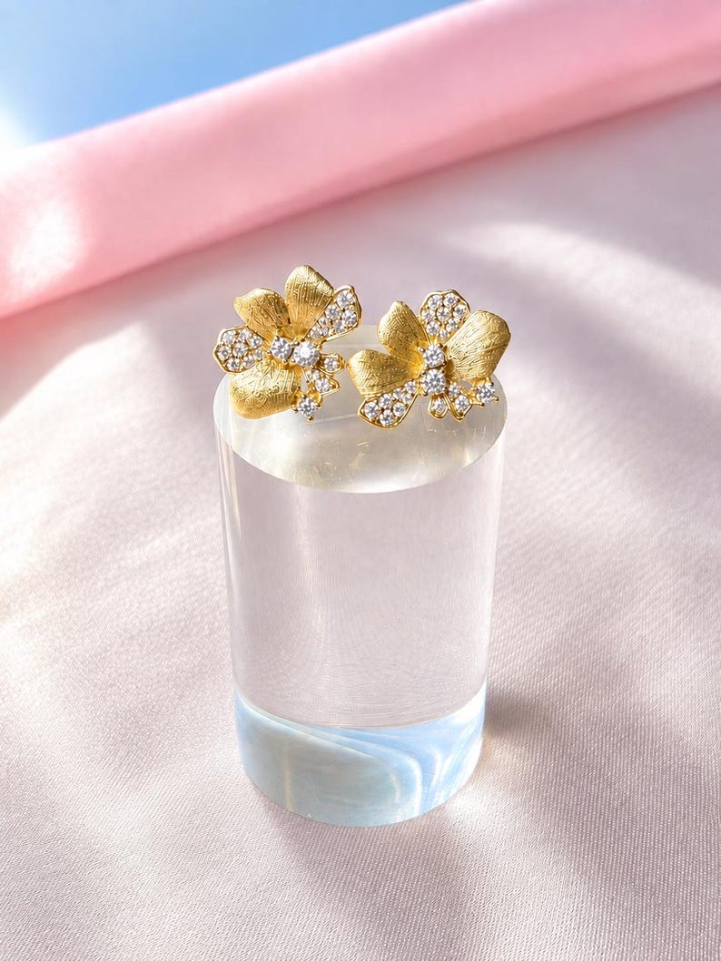 Vintage Floral Moissanite Stud Earrings | 18K Gold-Plated 925 Sterling Silver
