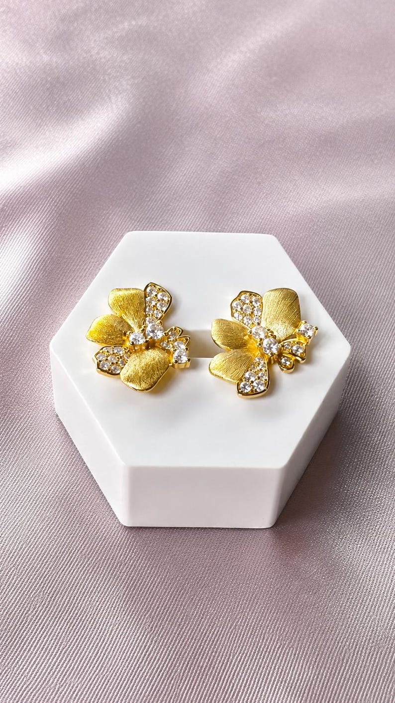 Vintage Floral Moissanite Stud Earrings | 18K Gold-Plated 925 Sterling Silver