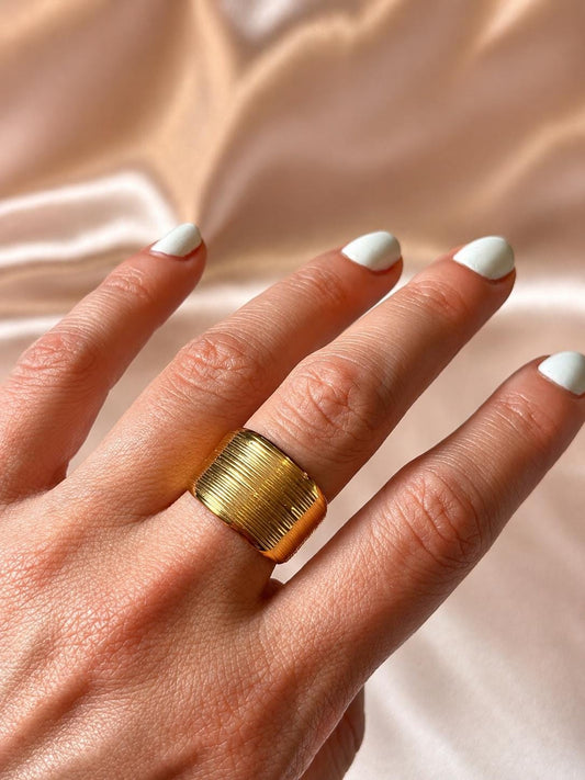 Gold Ribbed Statement Ring – Adjustable Wide Band, Modern Minimalist Jewelry